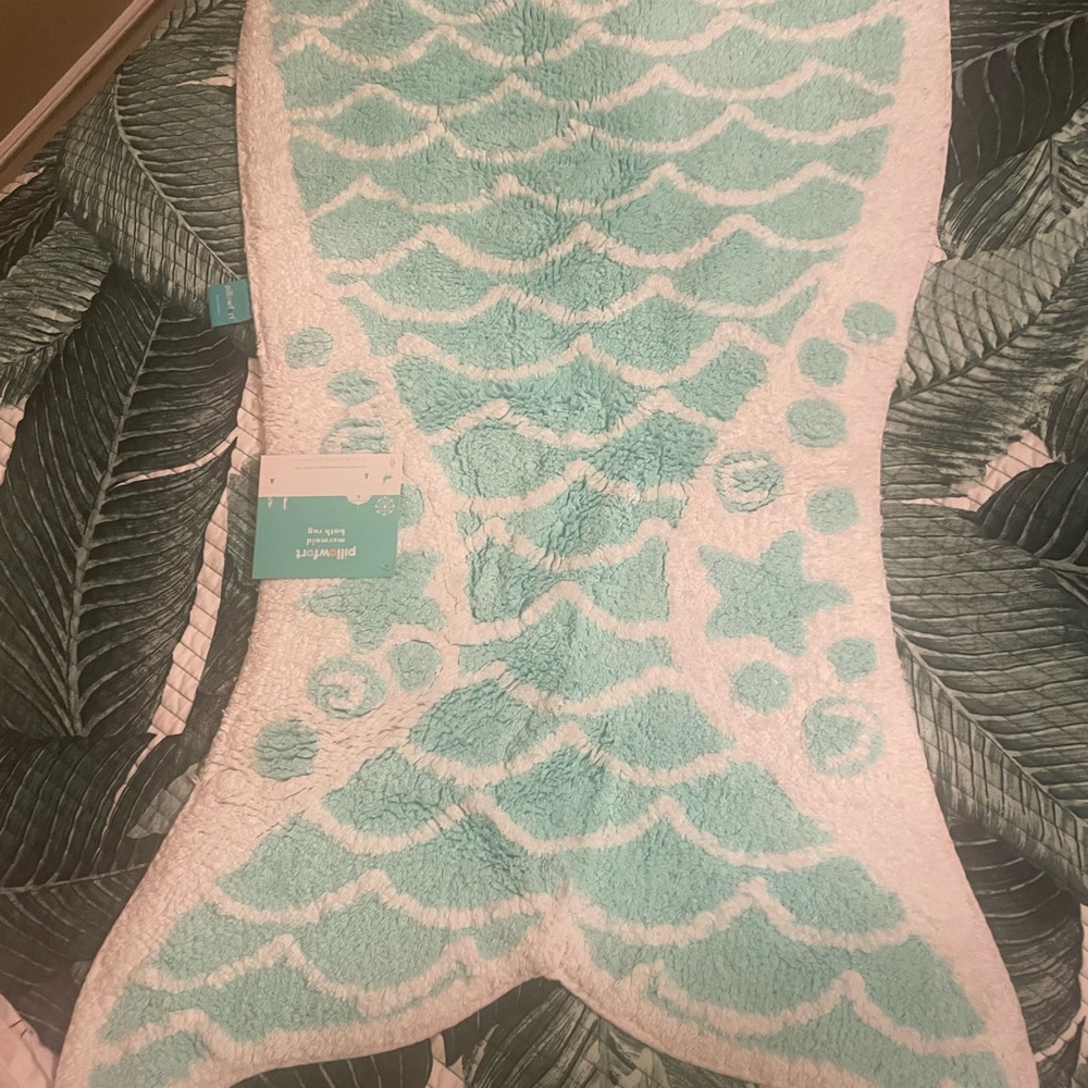 BRAND NEW PILLOWFORT MERMAID TAIL BATH RUG - Picture 5 of 10
